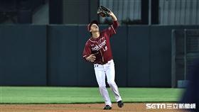 ▲中華職棒34年開幕戰，樂天桃猿二壘手林立接殺飛球。（圖／記者劉彥池攝影）