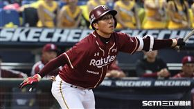 ▲中華職棒34年開幕戰，樂天桃猿外野手成晉敲出安打。（圖／記者劉彥池攝影）