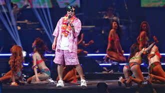 黃明志攻蛋破尺度　台下中國粉絲舉五星旗