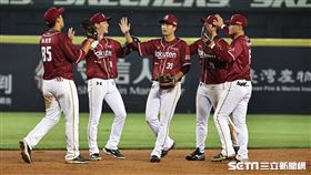 ▲中華職棒34年開幕戰，樂天桃猿二壘手林立和隊友擊掌慶祝勝利。（圖／記者劉彥池攝影）