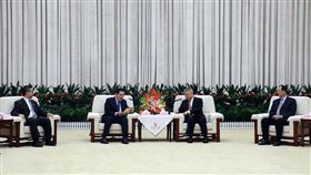 馬英九見湖南書記  被稱此行受關注是「網紅」前總統馬英九1日晚間在湖南長沙的九所賓館與湖南省委書記沈曉明會面。沈曉明說，馬英九此行受到關注，是不折不扣的網紅。中央社記者呂佳蓉長沙攝  112年4月1日