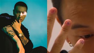 王陽明女兒幫塗指甲油　刺青帥爸成小公主