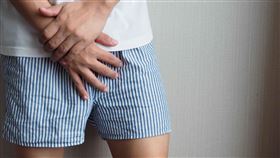 夜間多尿需多次中斷睡眠如廁，不僅影響隔天精神與體力，研究證實恐進一步影響性慾與勃起功能！（圖／公關照片）