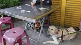 小籠包店「拒導盲犬進入」！視障女坐店外