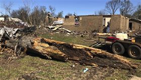 龍捲風橫掃美國多州！罹難人數升至21人　強風吹樹木連根拔起，阿肯色州溫尼鎮（圖／達志影像／美聯社）