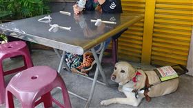 拒導盲犬、視障者坐室外  宜蘭小籠包店道歉視障者連姓女子日前和友人到宜蘭知名小籠包店消費，店家以寵物不能入店為由，安排連女和導盲犬坐在室外用餐，連女感到挫折。店家表示，對於造成連女感受不佳，深感抱歉，日後也會注意。（讀者提供）中央社記者王朝鈺傳真  112年4月2日