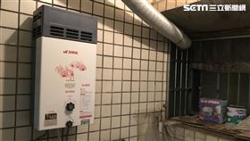 台中西屯公寓一氧化碳中毒，祖孫3人送醫。熱水器，陽台。（圖／中市消防局提供）