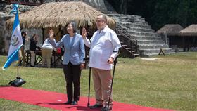 總統蔡英文出訪瓜地馬拉，在瓜國總統賈麥岱（Alejandro Eduardo Giammattei Falla）陪同下參訪蒂卡爾（Tikal）國家公園、馬雅文明（圖／總統府提供）