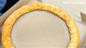 ▲記者開箱必勝客「零傷害披薩」。（圖／記者簡浩正攝影）