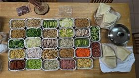 原PO一人準備27種餡料，讓家人挑選自己喜歡的。（圖／翻攝自家常菜）