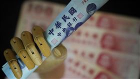 央行宣布升息半碼（2）中央銀行16日宣布升息半碼，重貼現率、擔保放款融通利率及短期融通利率各調升0.125個百分點，分別調整為1.5%、1.875%及3.75%，17日起正式實施。中央社記者徐肇昌攝  111年6月16日　新台幣,鈔票,示意圖