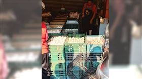 傳統市場有攤商擺出很多雞蛋　（圖／翻攝自爆廢公社）