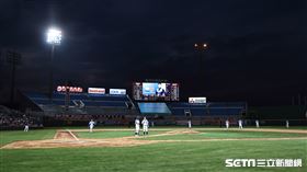 ▲樂天桃猿主場開幕戰，球場外野燈柱突然熄滅。（圖／記者劉彥池攝影）