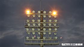 ▲樂天桃猿主場開幕戰，球場外野燈柱突然熄滅。（圖／記者劉彥池攝影）