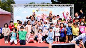 埔心牧場,兒童節化身神秘嘉賓 張善政舉百斤槓鈴逗樂小朋友,埔心牧場提供