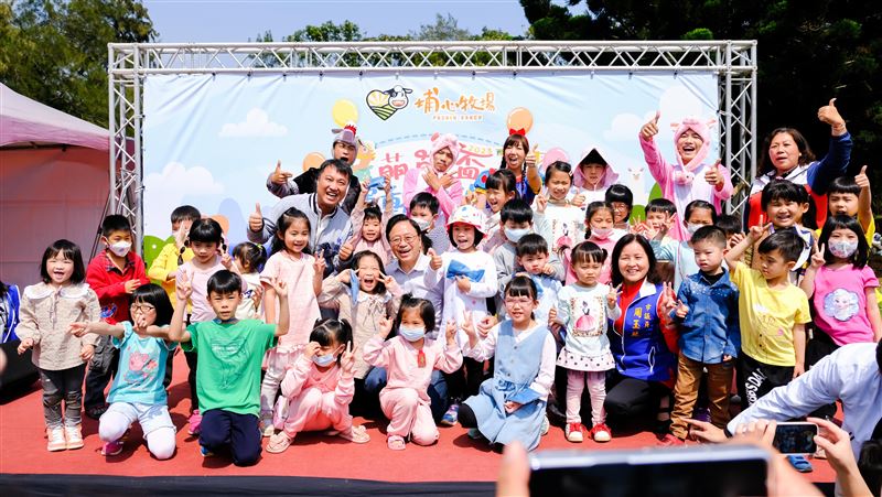 張善政「脫了」！現身埔心牧場秒變孩子王