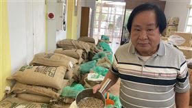 貿易商挺台灣  拒採購宏都拉斯咖啡豆在彰化縣員林市開設咖啡器具行的黃文程從事咖啡工作已逾30年，他說，為了挺台灣，即日起不再採購宏都拉斯咖啡豆，改買也和台灣有邦交的瓜地馬拉咖啡豆。（民眾提供）中央社記者吳哲豪傳真  112年4月2日