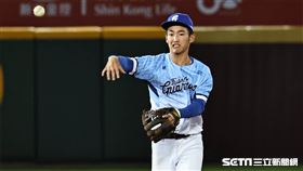 ▲富邦悍將2次落選生劉俊豪，11局下上場替補守備。（圖／記者劉彥池攝影）