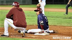 ▲樂天桃猿主場開幕戰，郭永維敲出安打後被林哲瑄的回傳球觸殺在一壘。（圖／記者劉彥池攝影）