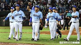 ▲樂天桃猿主場開幕戰，富邦悍將右外野手林哲瑄傳出再見助殺，兩隊3：3戰成平手。（圖／記者劉彥池攝影）