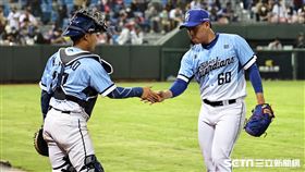 ▲樂天桃猿主場開幕戰，富邦悍將終結者曾峻岳和捕手姚冠瑋擊掌。（圖／記者劉彥池攝影）