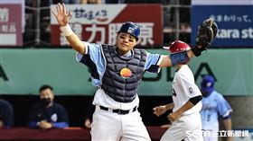 ▲樂天桃猿主場開幕戰，富邦悍將捕手張進德。（圖／記者劉彥池攝影）