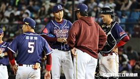 ▲樂天桃猿主場開幕戰，樂天桃猿投手陳禹勳被連續擊出安打投手教練許銘傑喊暫停。（圖／記者劉彥池攝影）