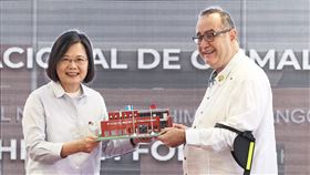 總統蔡英文贈交齊瑪德南戈醫院模型總統蔡英文（左）於瓜地馬拉當地時間2日上午出席齊瑪德南戈（Chimaltenango）醫院贈交儀式，將醫院模型贈交給瓜國總統賈麥岱（右），盼醫院能成為瓜國人民健康的重要守護者。中央社記者趙世勳攝  112年4月3日