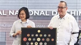 蔡總統致贈國防部套裝紀念幣總統蔡英文（左）於瓜地馬拉當地時間2日上午，出席新建齊瑪德南戈（Chimaltenango）醫院贈交儀式。圖為蔡總統致贈瓜國總統賈麥岱（右）國防部套裝紀念幣。中央社記者趙世勳攝  112年4月3日