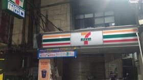 ▲小7不開24小時了？他深夜見超商「拉下鐵門」嚇傻　內行人曝真相（圖／翻攝自路上觀察學院臉書）