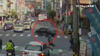 通緝犯躲警「飆車撞攤販」　婦急閃逃一劫