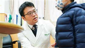 羅啟文醫師看診示意照。（圖／台北慈濟醫院提供）