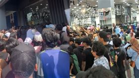 服飾店推「每件7元」優惠！狂湧500人擠爆　店家嚇傻急關門報警▲（圖／翻攝自Tiktok）