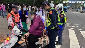 五月天最資深鐵粉走不動！鮮肉暖警急救援