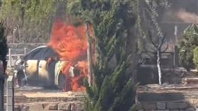 清明節開奧迪去掃墓！掃一半「整台燒起來」…真車直接孝敬祖先▲（圖／翻攝自微博）