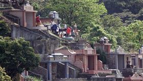 清明連假　民眾掃墓祭祖（2）清明連假第3天，不少民眾3日前往汐止第十公墓，祭拜祖先、慎終追遠。中央社記者鄭傑文攝  112年4月3日