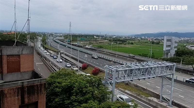 北上南下都在塞　大魔王路段變大型停車場