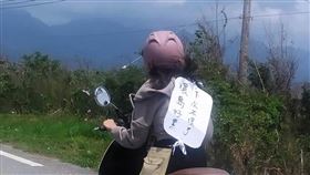 網友拍下騎電動機車環島的女孩。（圖／翻攝自路上觀察學院）