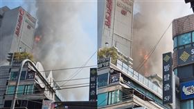 韓國仁川富平區樂天電影院傳出火警濃煙籠罩整棟大樓。（圖／翻攝自推特）