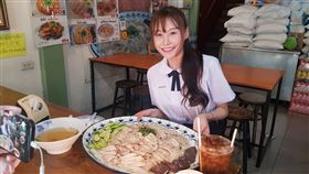 美女大胃王谷佳蔚到泰國挑戰3公斤雞肉飯。（圖／翻攝自sri.yellow.m官方臉書）