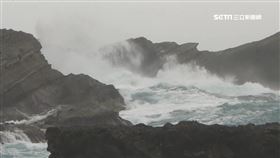 石梯坪4樓高巨浪襲客! 急忙閃避擦傷驚魂