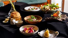 「Island133」主廚Leo將松菸特色與台灣可食花草融合，打造期間限定套餐。（圖／品牌業者提供）