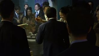 碰！馬英九「頭撞到玻璃」　解說員笑翻