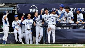 ▲富邦悍將主場開幕戰，捕手張進德高飛犧牲打，王勝偉跑回第1分。（圖／記者劉彥池攝影）