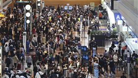 全日空系統當機「22航班取消」！旅客擠爆櫃台畫面曝光，圖／美聯社／達志影像