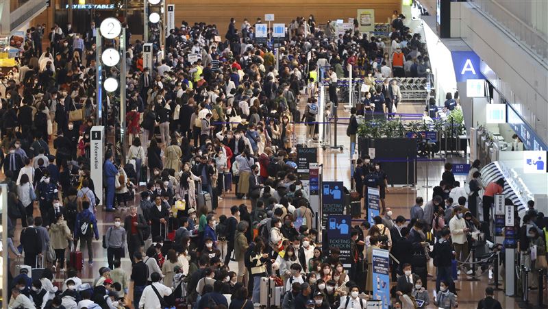 全日空系統當機22航班取消　人潮擠爆機場
