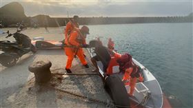 ▲蘭嶼鄉饅頭山海域有2位民眾滑SUP立槳時，疑似體力不支無法返回岸邊。海巡署岸巡員前往救援，成功救起。（圖／翻攝畫面）