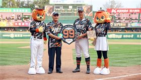 ▲統一獅開幕戰吸引8028位球迷進場，不過卻現場見證單場4E。（圖／翻攝自統一獅臉書）