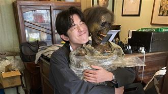 模仿犯衝第一擠下宋慧喬　吳慷仁抱屍骨笑