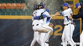 ▲富邦悍將主場開幕戰，高國輝打出再見安打。（圖／記者劉彥池攝影）